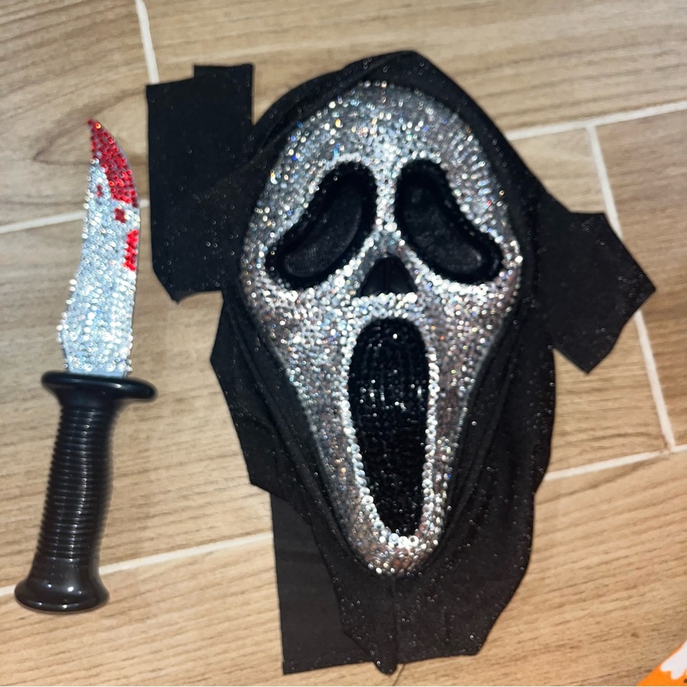 Bling ghostface mask and knife set